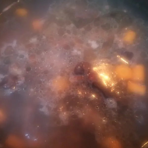 Masukkan kacang merah dan iga sapi ke dalam panci rebusan wortel.