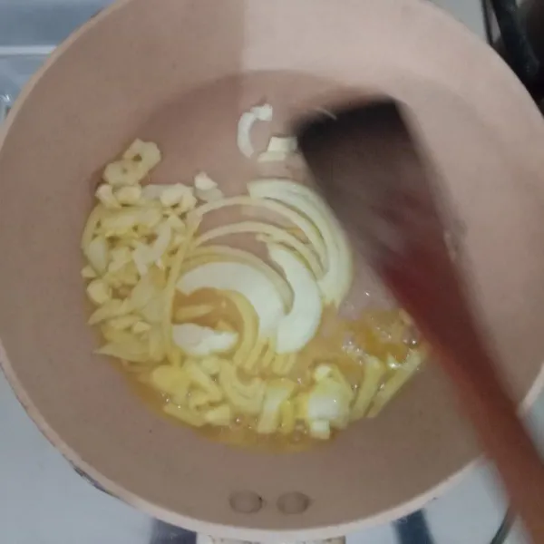 Untuk saus: lelehkan mentega, tumis bawang putih dan bawang bombay sampai harum