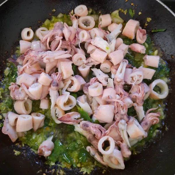 Masukan cumi asin. Aduk rata.