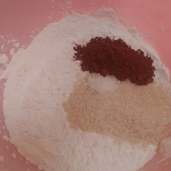 Tuang jadi satu dalam wadah tepung ketan, gula pasir, coklat bubuk dan garam. Aduk rata.