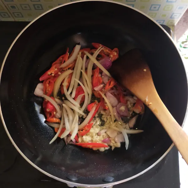 Tumis bawang merah, bawang putih, bawang bombai dan cabai hingga matang dan harum.