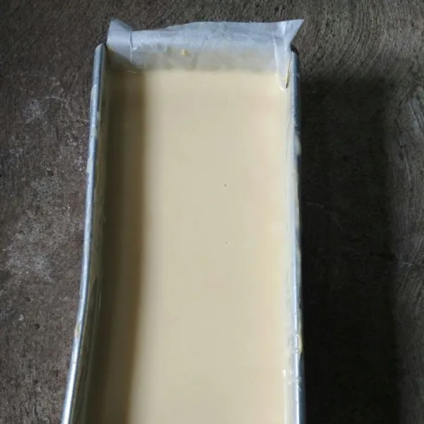 Tuang dalam loyang yang sudah di alas baking paper dan poles tipis margarin, diamkan 45 menit, oven sebelumnya sudah di panaskan, oven selama 30-45 menit dengan api sedang, test tusuk