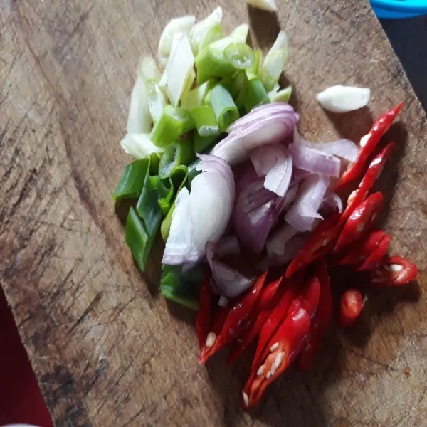 Iris cabe, daun bawang dan bawang merah.