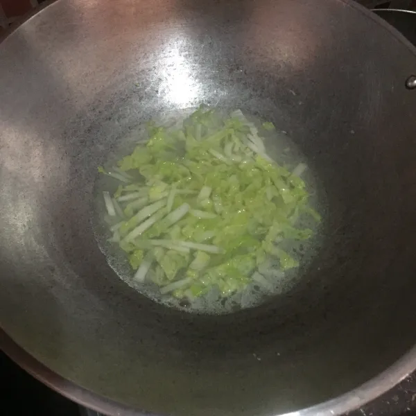 Tambahkan air, masak sampai sawi matang dan empuk sesuai selera.