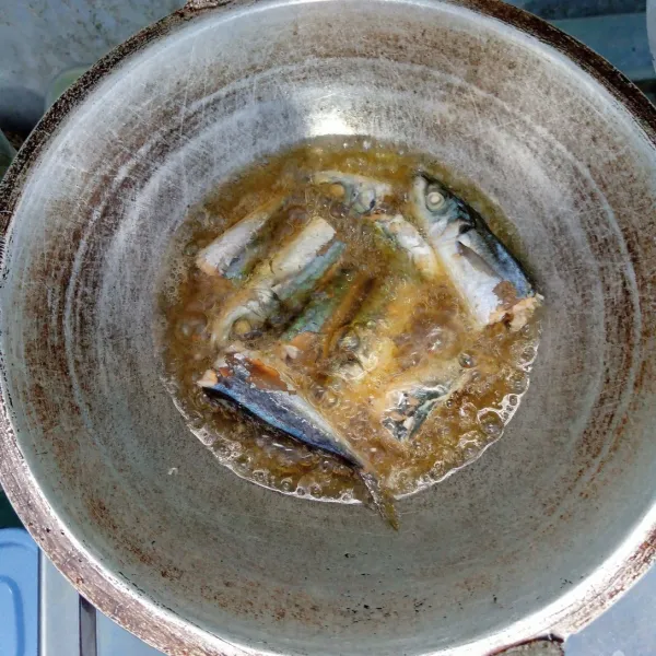 Siapkan Ikan pindang. Potong jadi dua. Kemudian goreng sampai matang. Angkat dan tiriskan.