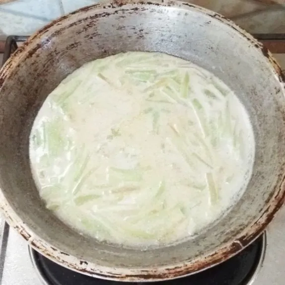 Masak hingga mendidih. Koreksi rasanya. Angkat.