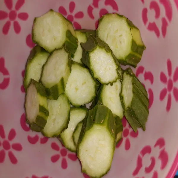 Kupas gambas, lalu cuci bersih.