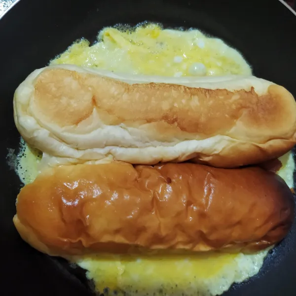 Panaskan pan, beri margarin lalu masukkan secukupnya telur. Letakkan roti di atasnya. Setelah matang, balik, rapikan telur. Angkat.