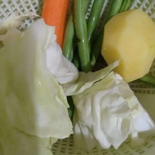 Siapkan bahan sayur yang sudah di cuci bersih lalu potong-potong sesuai selera.