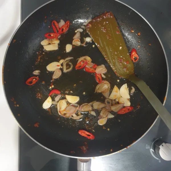 Panaskan minyak sayur, tumiskan bawang merah, bawang putih dan cabai merah hingga harum.