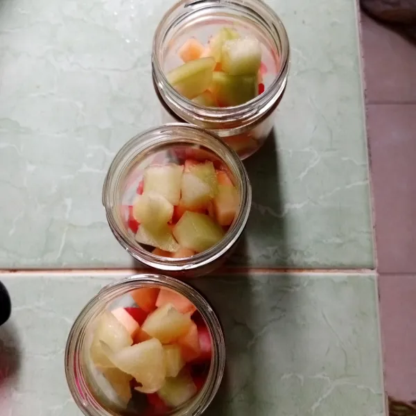 Tata melon dan semangka dalam gelas.