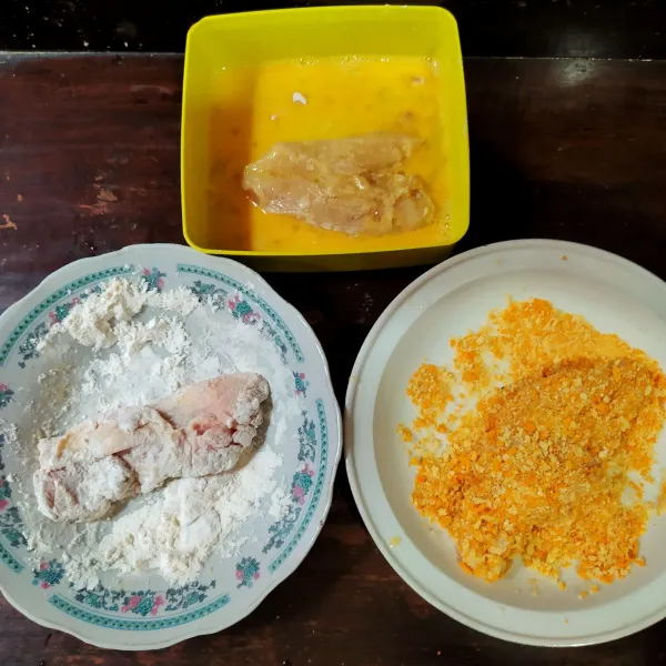 Baluri dengan tepung terigu, celupkan ke kocokan telur lalu baluri tepung panko.