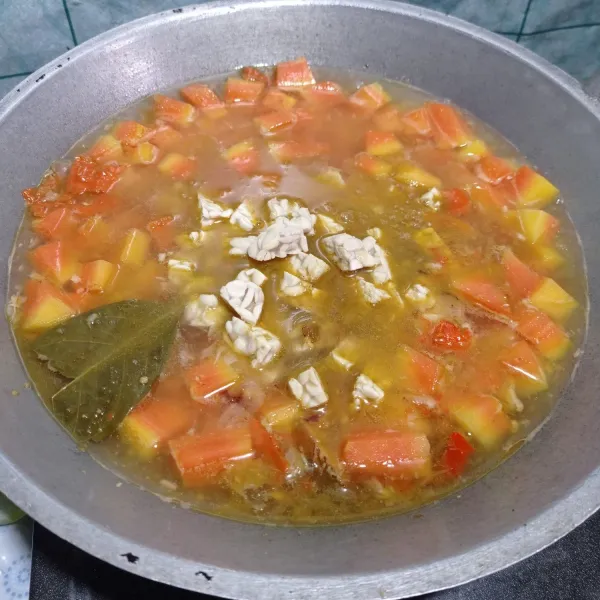 Masukkan tempe, tambahkan gula pasir, garam dan kaldu jamur, aduk. Masak sampai matang.