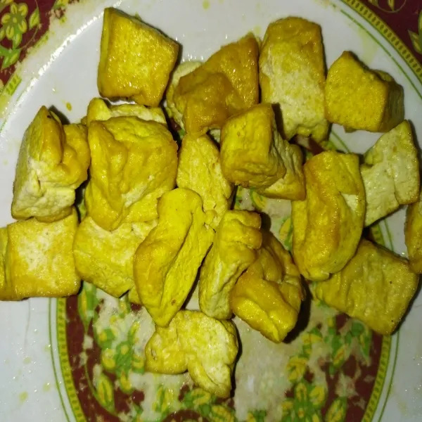 Potong-potong tahu kuning sesuai selera, lalu goreng.