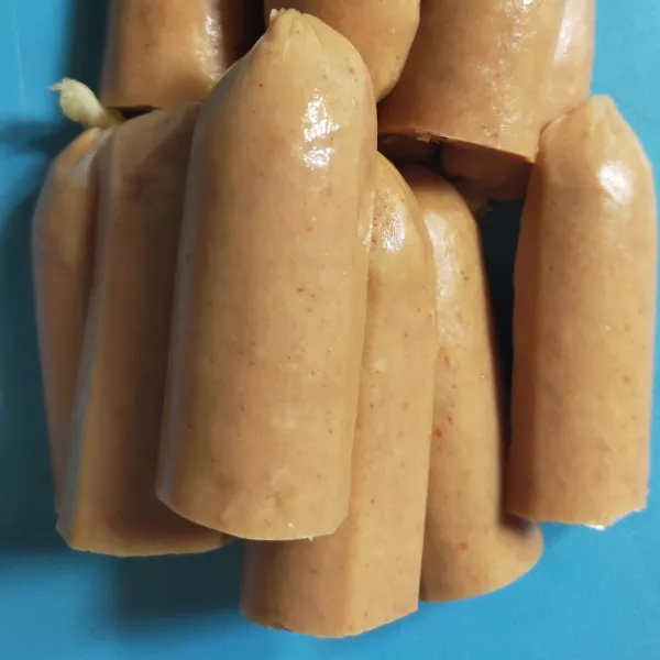 Tusukkan sosis sapi ke dalam sumpit. Sisihkan.