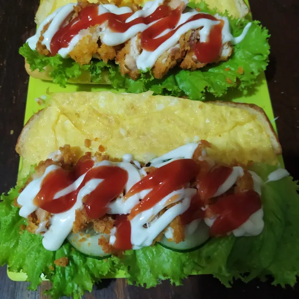 Tata daun selada, irisan tomat dan timun, irisan chicken strips, beri mayonaise dan saos tomat/ sambal.