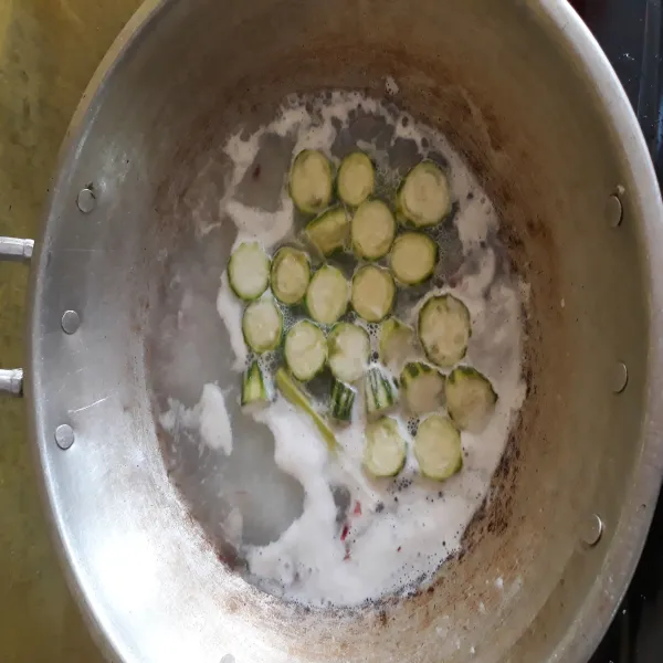 Masukkan santan,air dan gambas. Beri garam dan lada bubuk. Masukkan telur. Setelah gambas empuk dan telur matang, masukkan mihun. Aduk perlahan.