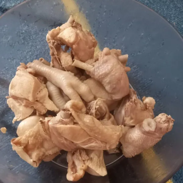 Bersihkan ayam sampai bersih, kemudian siapkan air lalu rebus ayam agar kotoran yang menempel hilang (lebih bersih). Setelah dirasa sudah lembut, tiriskan.