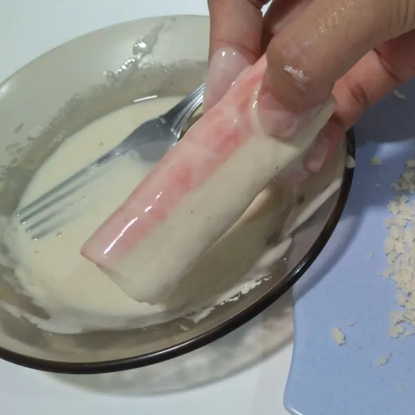 Balurkan crabstick ke adonan tepung.