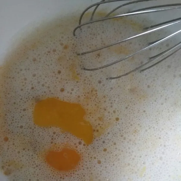 Tambahkan margarin cair dan telur ayam kocok dengan whisk hingga rata