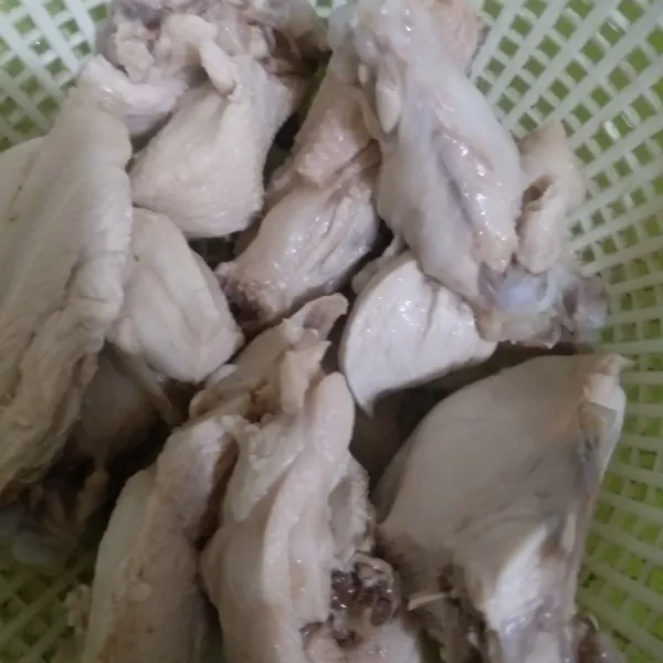 Rebus ayam dalam air mendidih, sampai keluar buih-buih putih, kemudian angkat ayam dan cuci bersih.