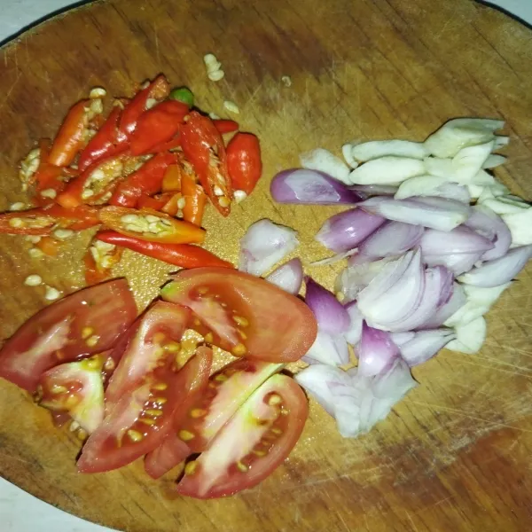 Siapkan bawang merah, bawang putih, cabe rawit dan tomat yang sudah diiris.