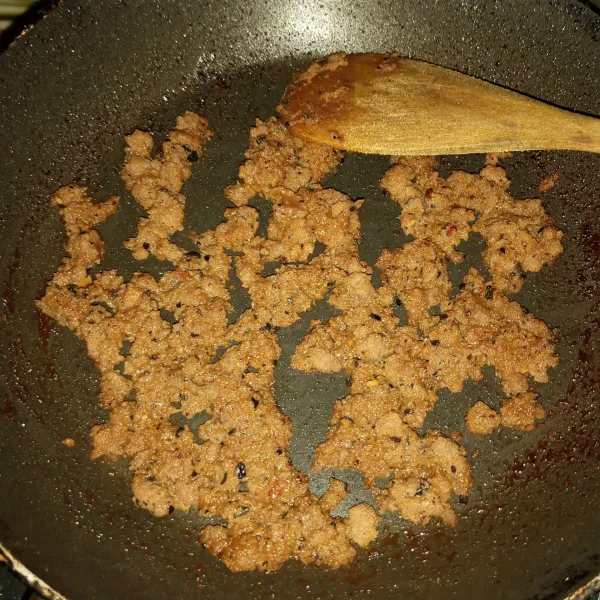 Panaskan wajan anti lengket dengan api sedang cenderung kecil. Masukkan daging dan tumis tanpa minyak sampai berbutir kecil-kecil cukup matang.