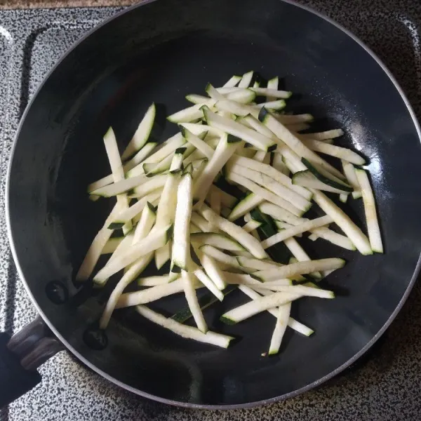 Tumis zukini dengan minyak wijen, beri sedikit garam, sisihkan.