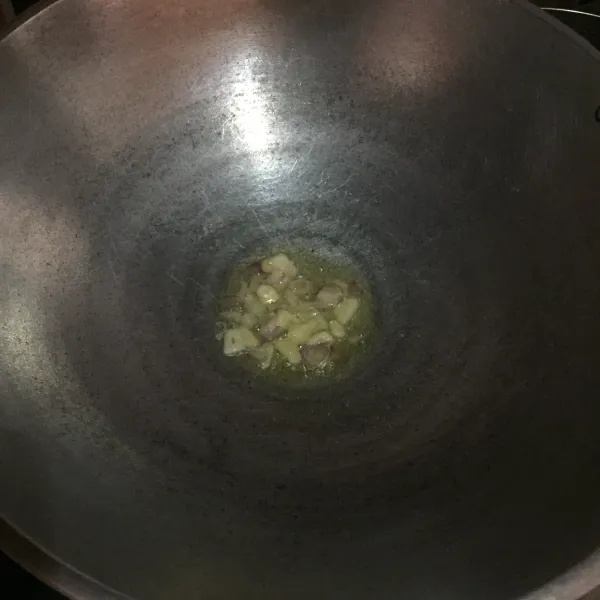 Tumis bawang putih dan bawang merah.