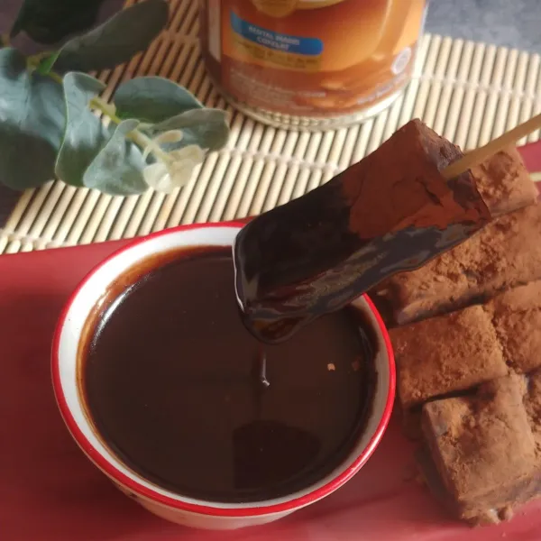 Sajikan injeolmi dan saus coklat. Selamat mencoba.