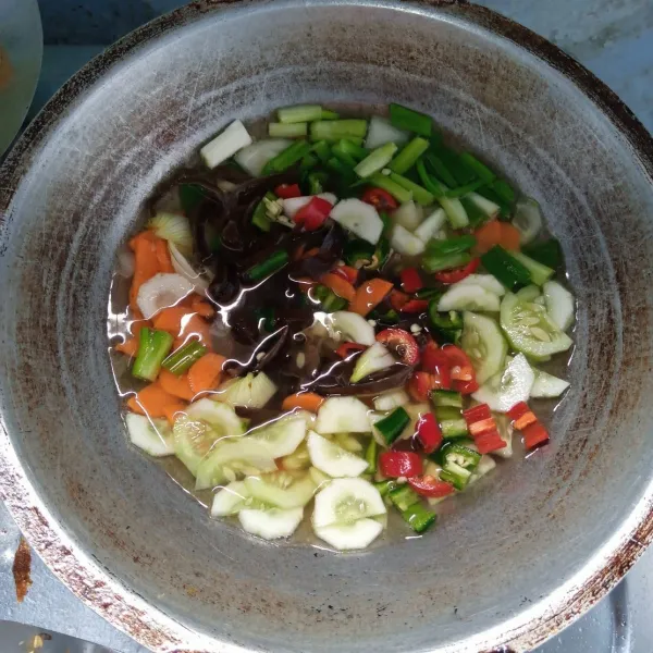 Masukkan bawang bombai,daun bawang,cabai merah,cabai hijau besar,wortel ,jamur kuping dan timun. Aduk rata. Masak sampai mendidih.