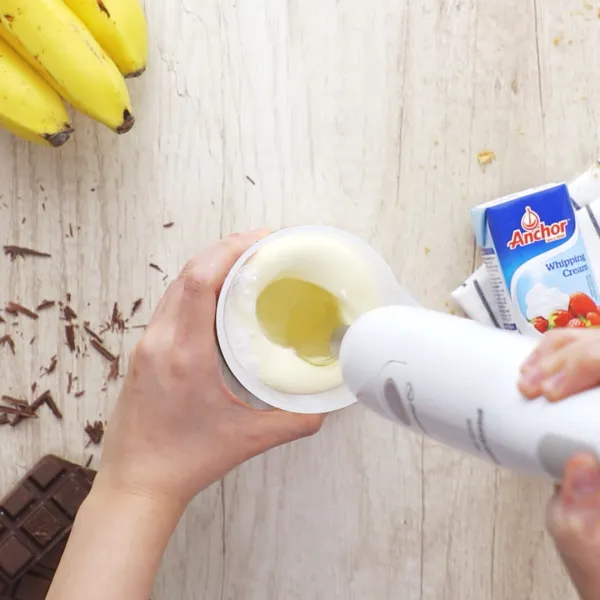 Kocok Anchor Whipping Cream dengan gula tepung hingga 2x mengembang. Sisihkan.