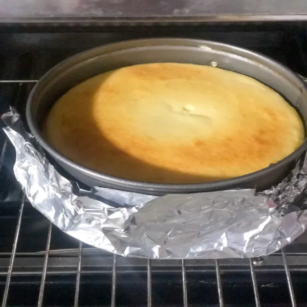 Setelah matang, diamkan cheesecake dalam oven yang sudah mati selama 1 jam. Ini agar cheesecake lebih stabil dan tidak turun. Setelah 1 jam keluarkan dari oven, kemudian masukkan dalam kulkas sampai 6 jam. (Saya semalaman).