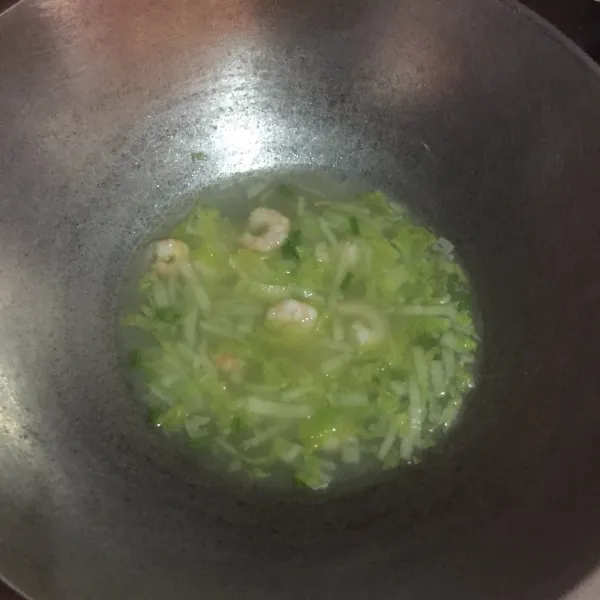 Tambahkan seledri, garam, totole, dan masukkan udang, aduk rata. Masak sebentar saja udangnya, koreksi rasa, sajikan.