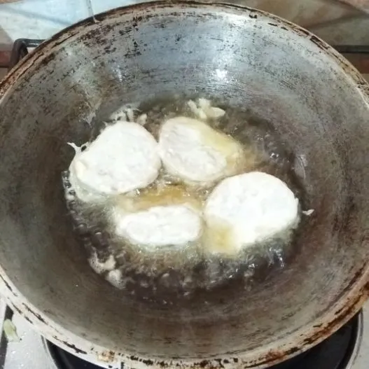 Panaskan minyak, masukkan tempe isi yang sudah dibalut terigu ke dalam wajan. Goreng hingga matang atau kedua sisinya berwarna kecoklatan. Angkat, tiriskan. Siap dihidangkan.