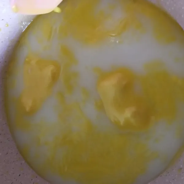 Churros: Masak air, kental manis putih mentega, dan garam hingga mendidih. Masukkan tepung terigu, aduk cepat hingga adonan tidak lengket pada panci. Angkat biarkan dingin.