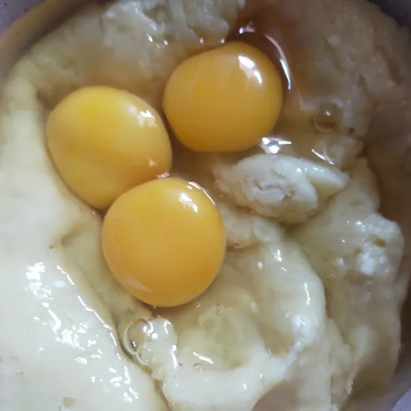 Kocok adonan churros sambil masukkan telur satu per satu, dan keju cheddar, kocok hingga rata. Masukkan adonan churros ke dalam plastik segitiga dengan spuit bintang.