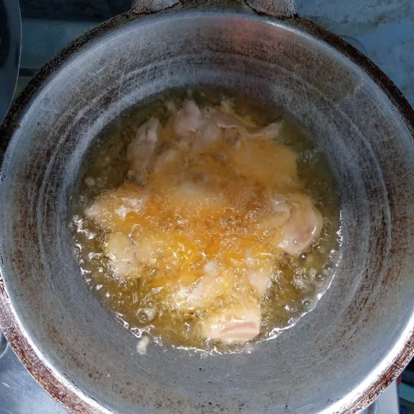 Goreng ayam sampai matang. Kemudian angkat dan tiriskan.