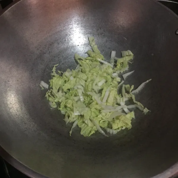 Masukkan sawi putih, aduk.