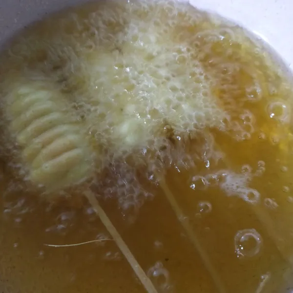 Goreng churros dalam minyak banyak panas hingga matang. Angkat, tiriskan. Sajikan segera bersama saus mayonnaise keju dan pelengkap lainnya .