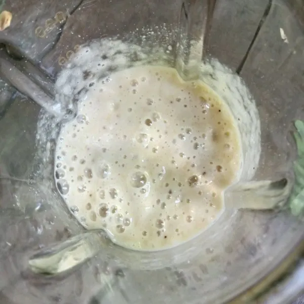 Masukkan pisang dan susu cair kedalam blender, lalu blender hingga halus.