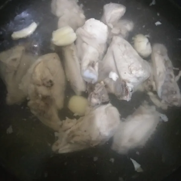 Rebus kembali ayam tadi dengan air, masak sampai ayam empuk, kemudian masukkan bawang putih geprek garam, gula dan kaldu ayam.