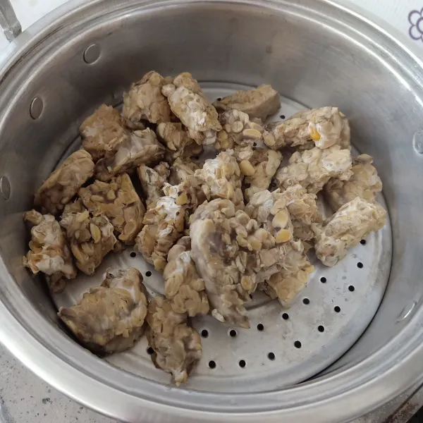 Potong-potong tempe lalu kukus sampai matang.