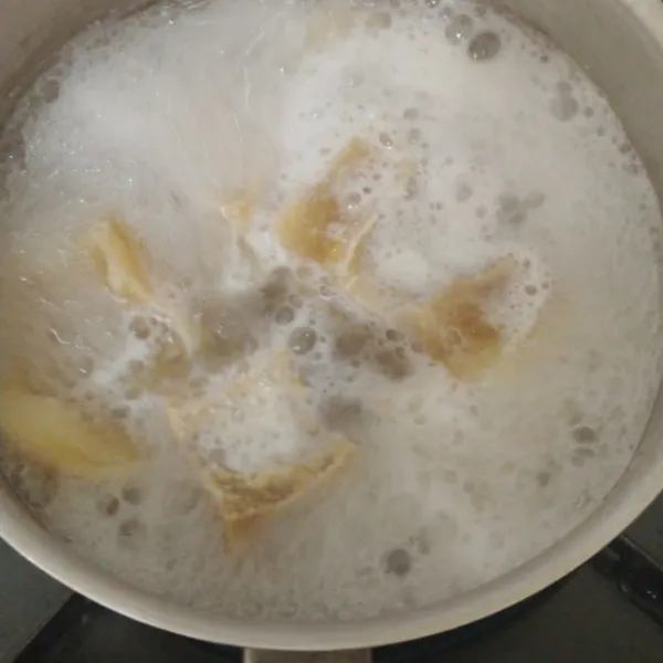Cuci dan potong kikil sesuai selera, lalu rebus kikil sampai empuk.