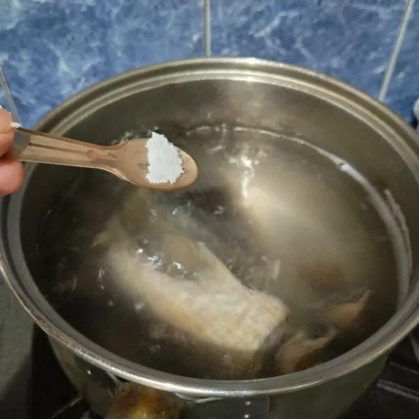 Masukkan garam, kaldu jamur, air asam jawa, dan jeruk nipis. Aduk rata, tes rasa. Setelah matang matikan kompor. Biarkan ikan di dalam panci sampai bumbu meresap.