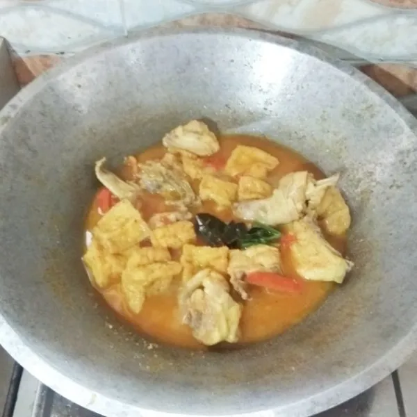 Masak hingga kuah mendidih, jika dirasa kuahnya kurang tambahkan air panas secukupnya, Koreksi lagi rasanya. Angkat, lalu pindahkan ke piring saji.