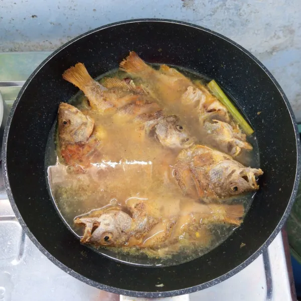 Tambahkan air. Aduk rata. Masak sampai mendidih dan air menyusut.