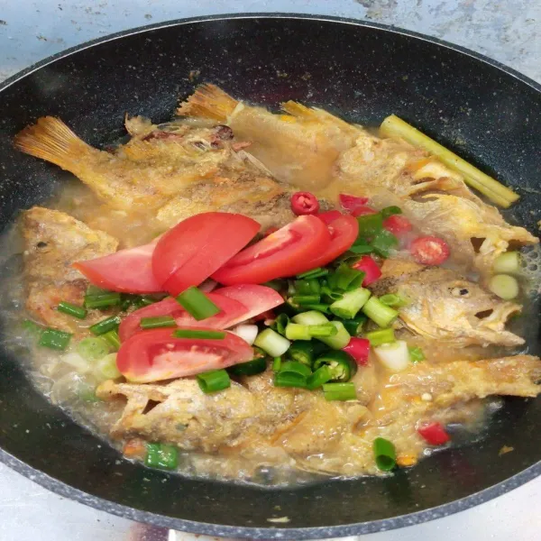 Masukkan tomat,cabai merah besar,cabai hijau besar,tomat dan daun bawang. Aduk rata. Masak sampai mendidih. Icip rasa. Angkat dan sajikan.