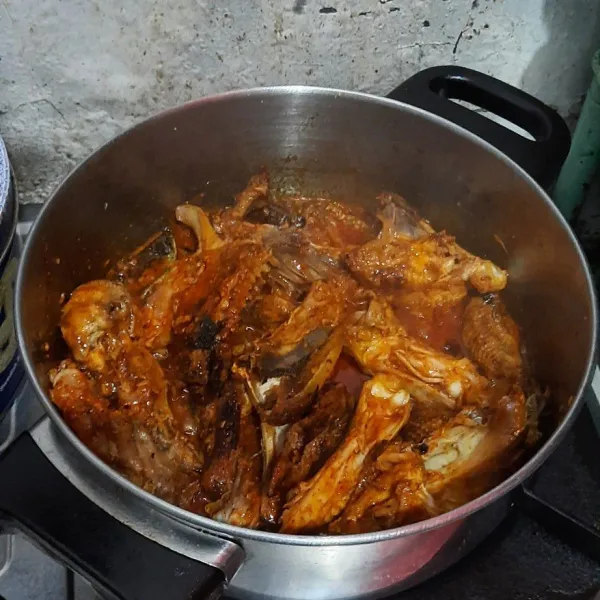 Masukan ayam dan aduk agar bumbu meresap.