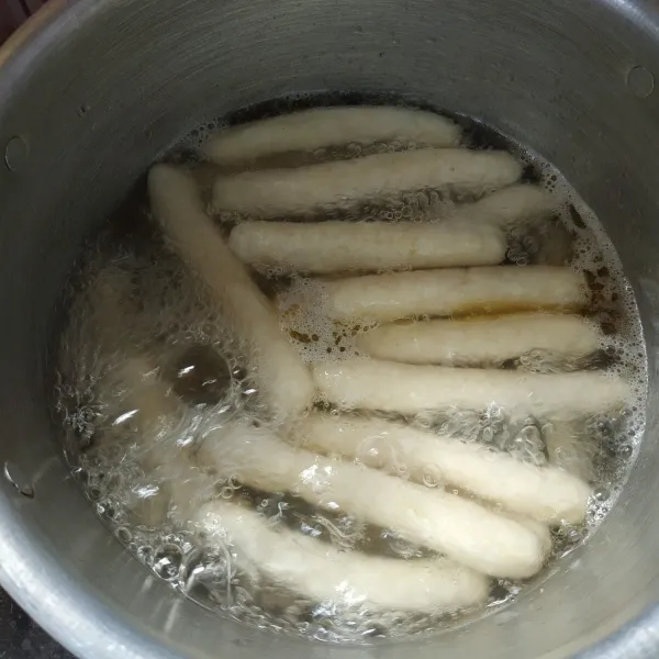Rebus air sampai mendidih, tambahkan sedikit minyak masukan adonan cimin rebus sampai mengapung dan matang.